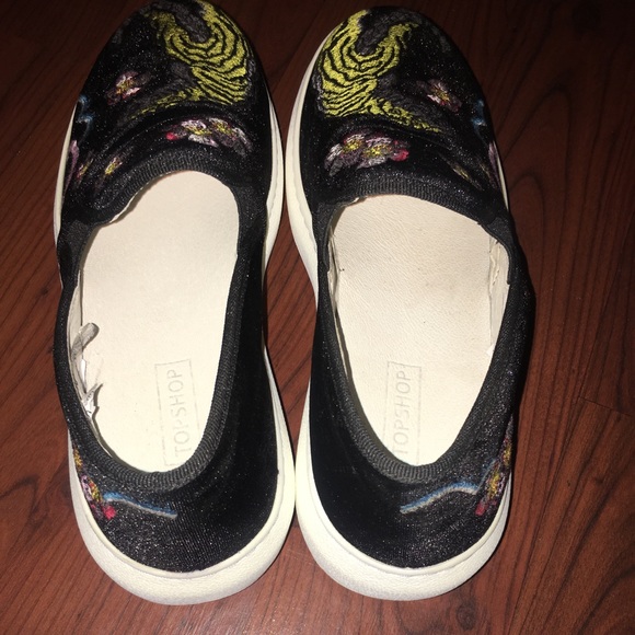 Trendy TOPSHOP Tiger embellished Slip On's - Picture 5 of 6